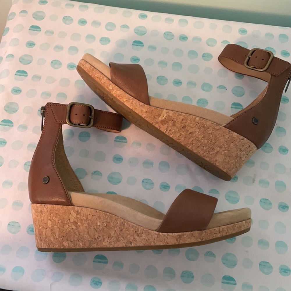 SOLD Ugg leather wedge sandals size 9 - Picture 8 of 9